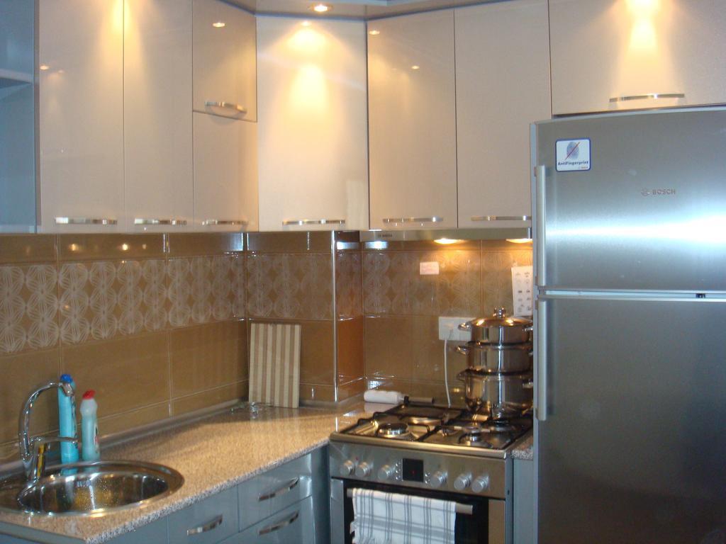 Nino Apartment On Pirosmani Batumi Room photo