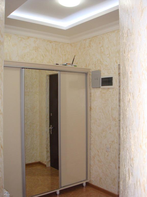 Nino Apartment On Pirosmani Batumi Room photo