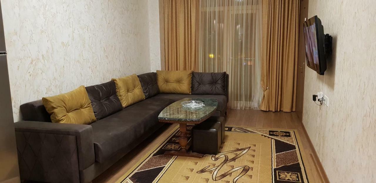 Nino Apartment On Pirosmani Batumi Exterior photo